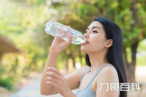 为什么喝了水很快就有尿（喝了水10几分钟尿一次正常吗）